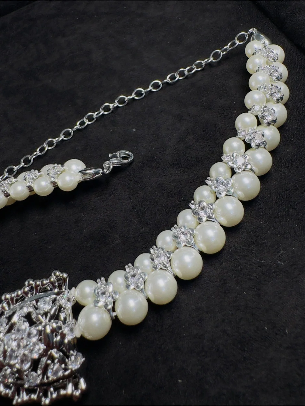Elegant Pearl Bow Statement Necklace - White